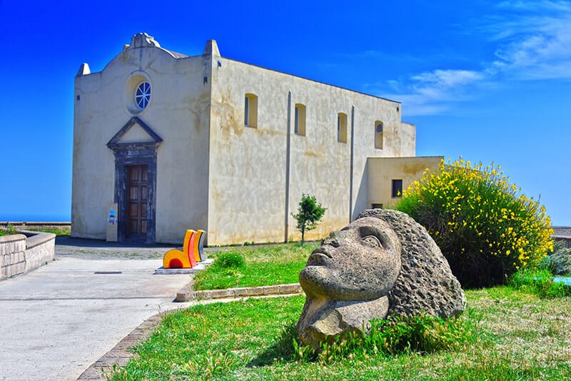 Scultura nell'erba davanti alla chiesa di Santa Margherita nuova a Procida