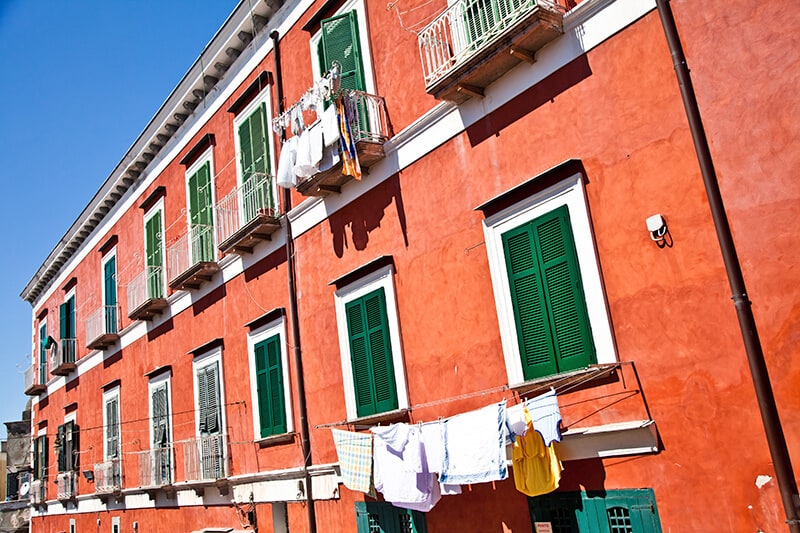 Edificio antico colorato di arancio sull'isola di Procida