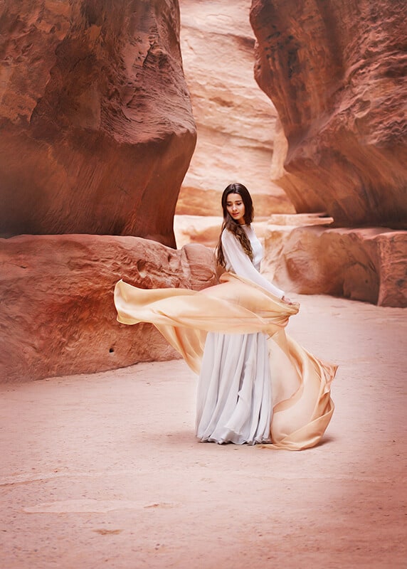 Ragazza balla in uno slot canyon nello Utah