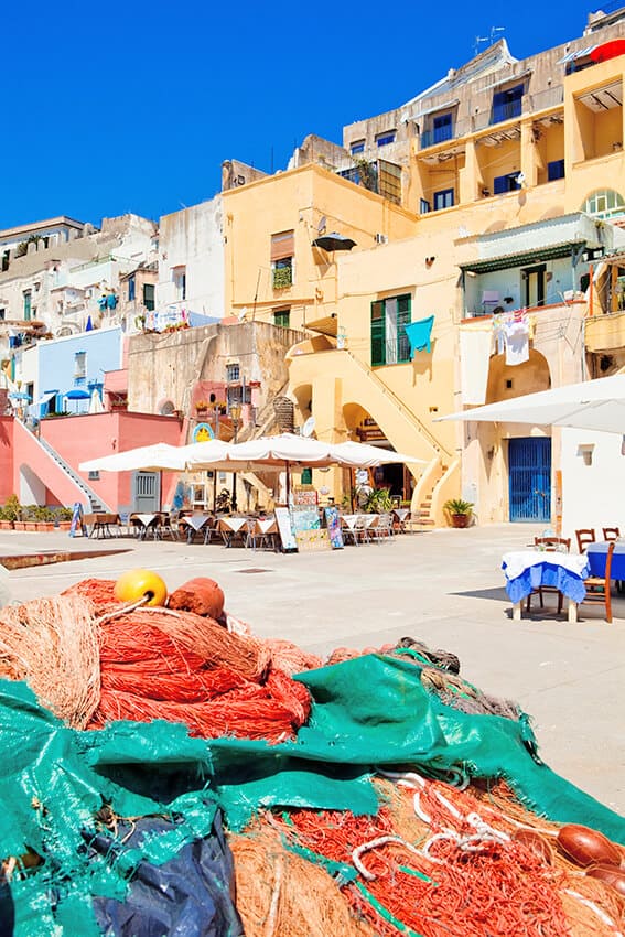 Reti da pesca ammucchiate in uno dei villaggi sull'isola di Procida nel Golfo di Napoli