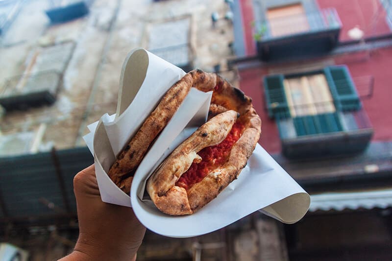 Pizza a Portafoglio in un vicolo di Napoli