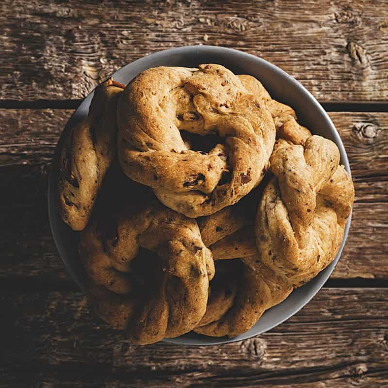 Ciotola con taralli sugna e pepe appena sfornati