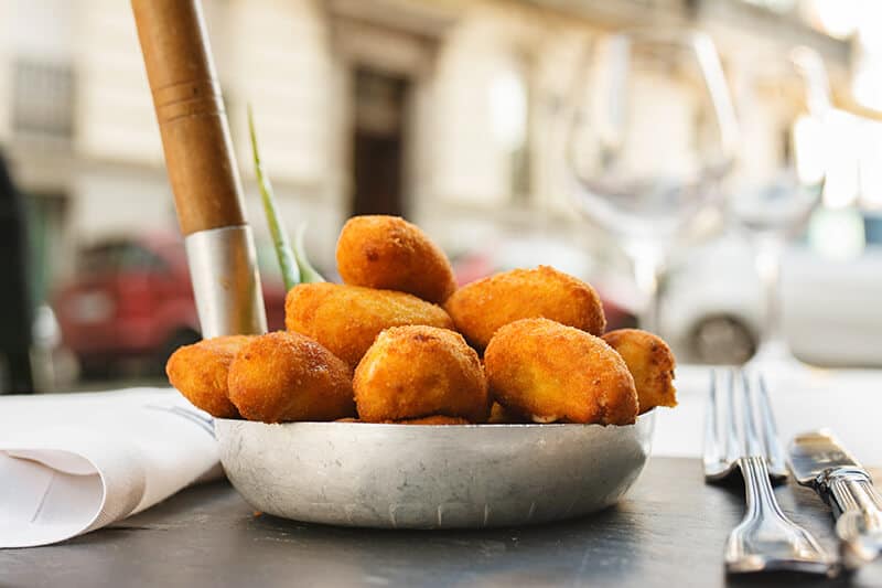 Ciotola con panzarotti napoletani di patate in pizzeria