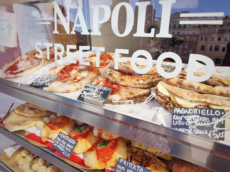 Vetrata di una rosticceria con la scritta "Napoli street food"