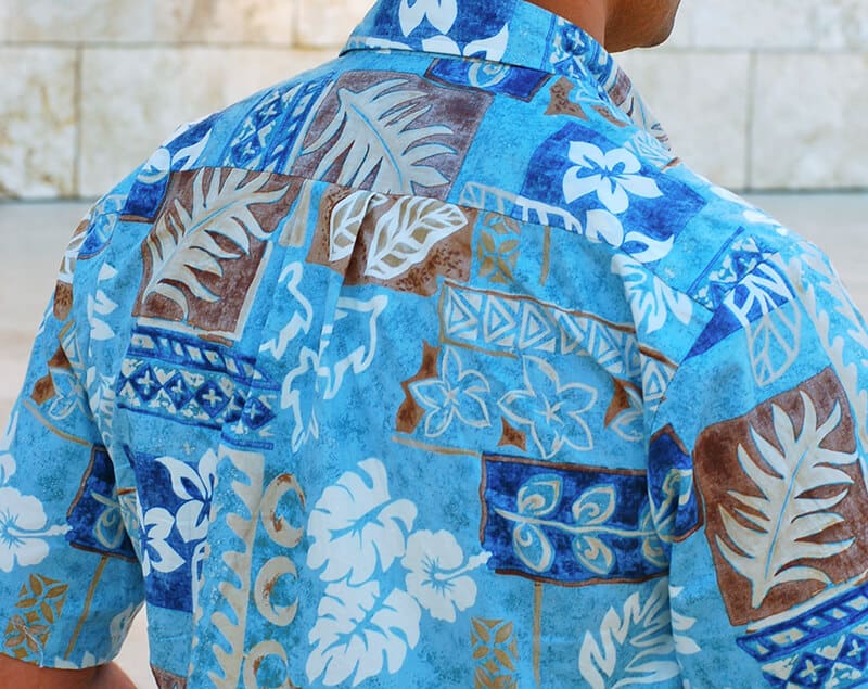Retro di una camicia hawaiana nei colori blu, celeste, bianco e marrone