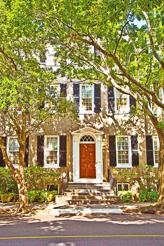 Edificio storico tra gli alberi a Charleston (USA)
