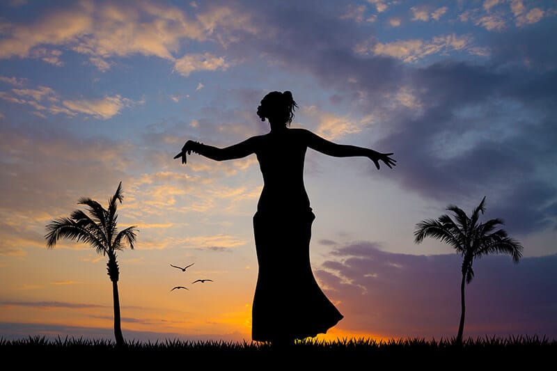 Silhouette di una danzatrice di hula alle isole Hawaii al tramonto