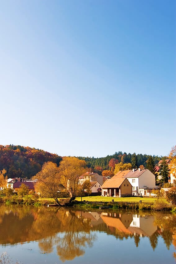 Piccolo villaggio americano sulle sponde di un lago in autunno