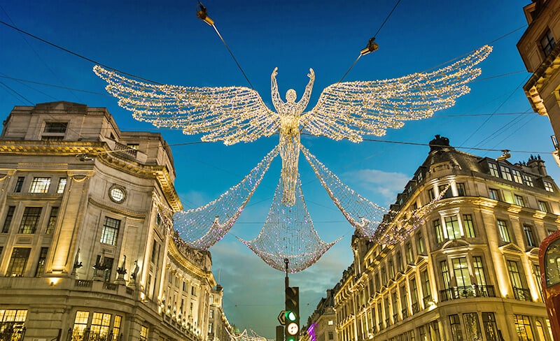 Luminarie con angeli a Regent Street a Londra