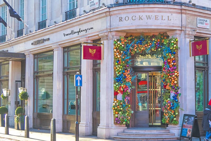 La facciata del negozio Rockwell a Londra a Natale