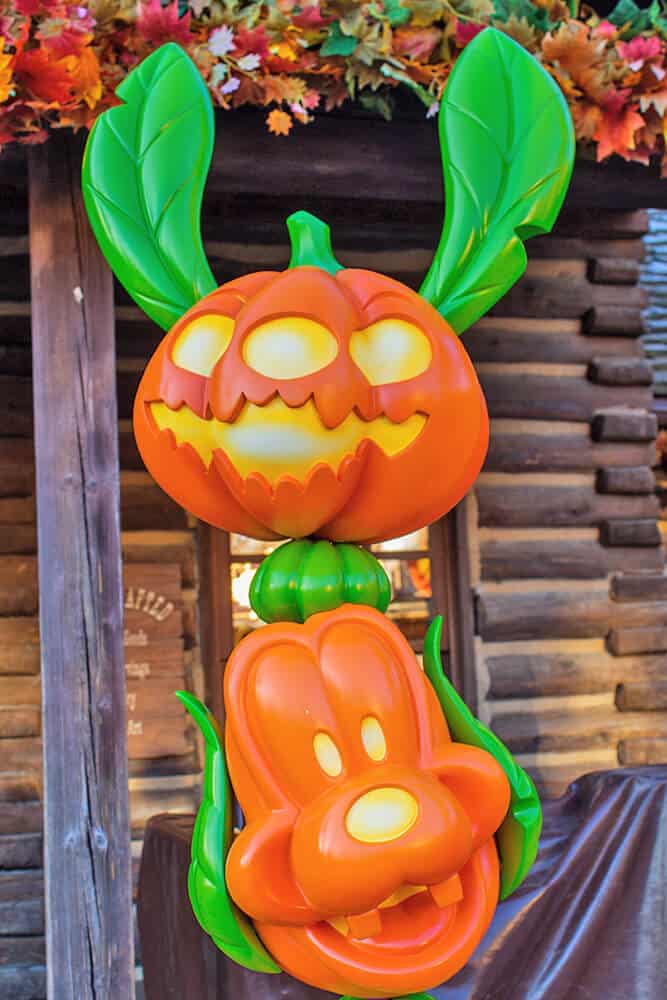 Decorazioni di Halloween ai parchi Disney negli Stati Uniti: Pippo e Stitch in versione zucca