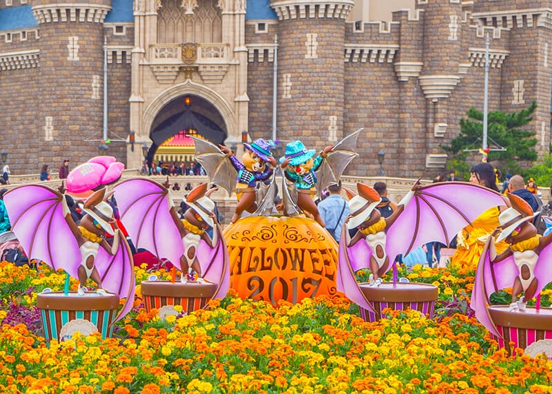 Spettacolari installazioni per Halloween a Disney World Orlando con pipistrelli, zucche e Cip e Ciop