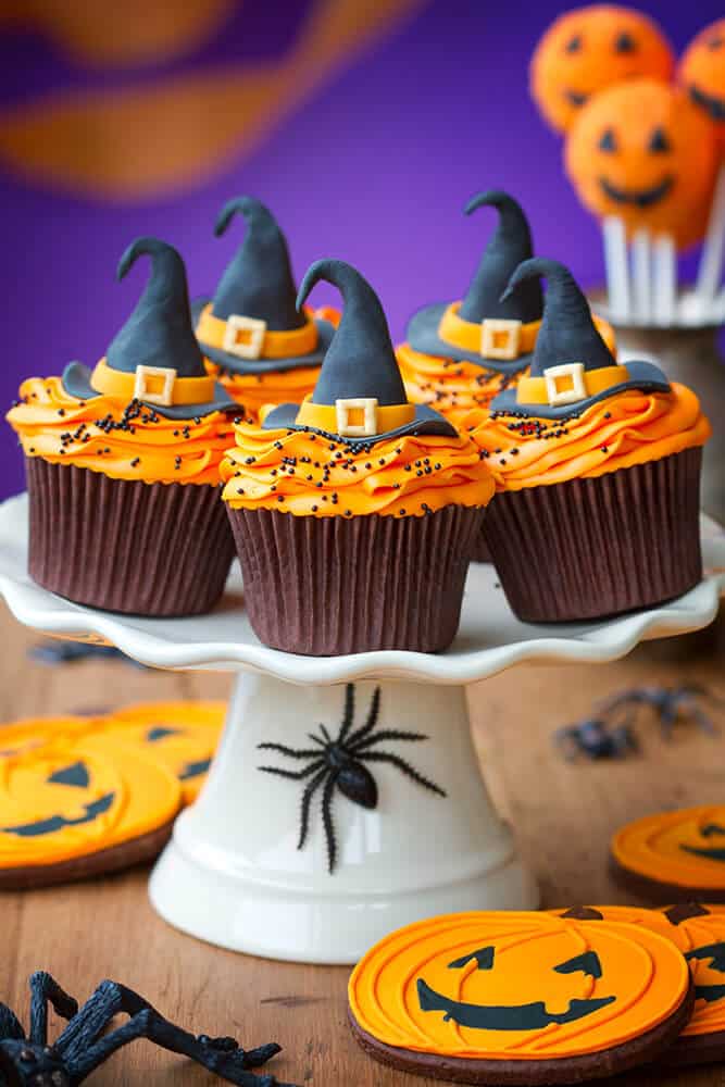 Cupcake di Halloween alla zucca con cappellini da strega in pasta di zucchero