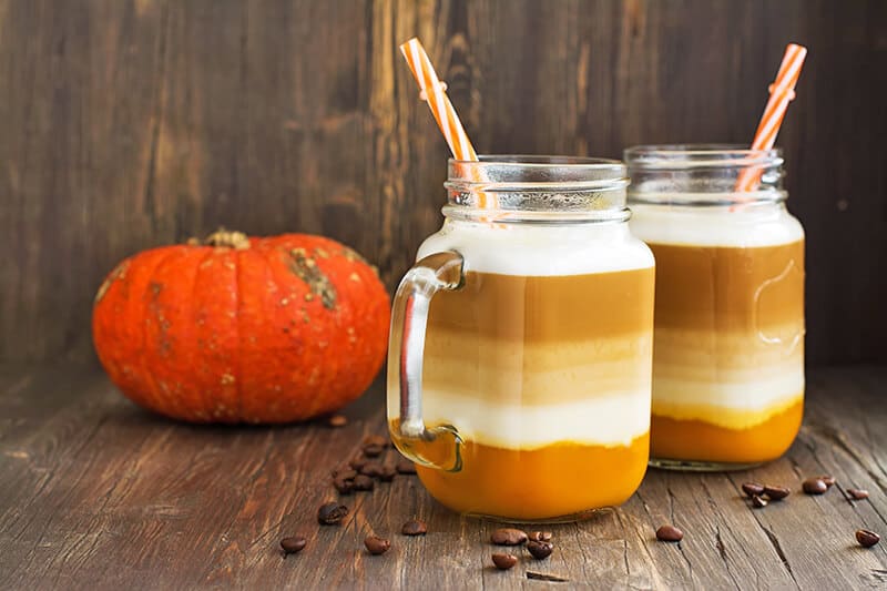 Due Pumpkin Spice Latte di Starbucks in barattoli di vetro con cannucce