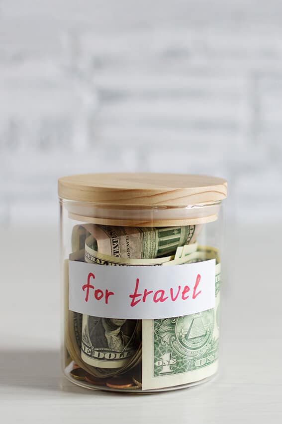 Barattolo in vetro pieno di denaro con l'etichetta "for travel"
