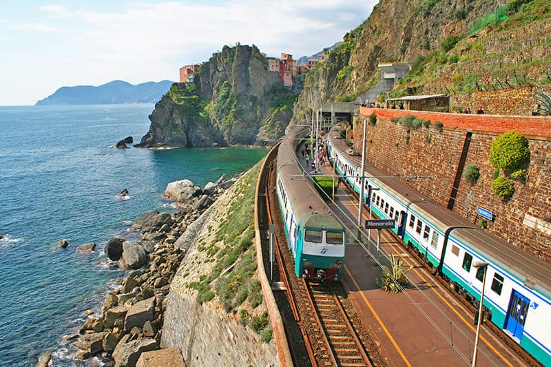 Treni Trenitalia a Manarola nelle Cinque Terre