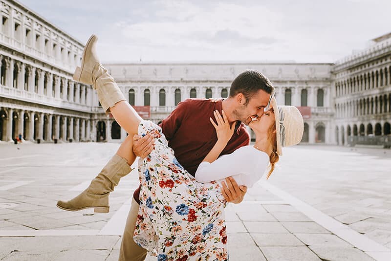 Coppia di sposini si camia un bacio a Piazza San Marco a Venezia