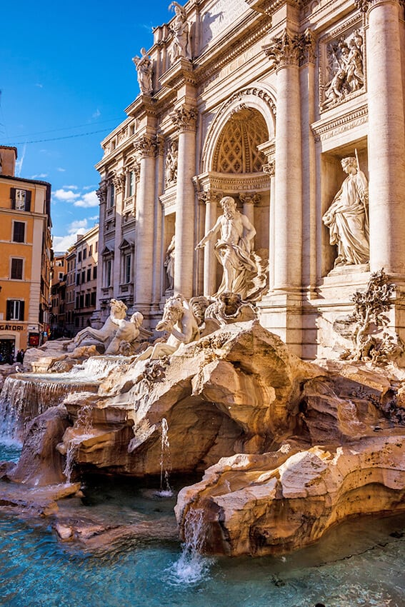 Panoramica della Fontana di Trevi a Roma in estate