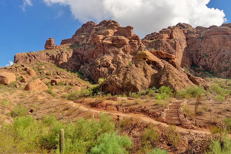 Sentiero non asfaltato verso la Camelback Mountain in Arizona