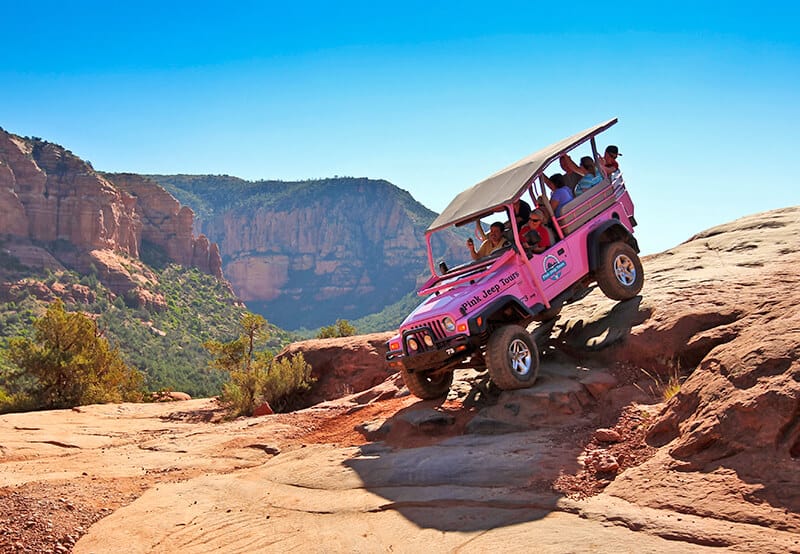 Jeep rosa si inerpica sulle rocce vicino a Sedona (Arizona)