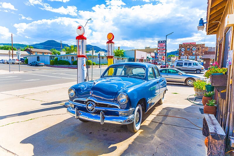 Auto d'epoca a un distributore di benzina a Williams sulla Route 66 in Arizona