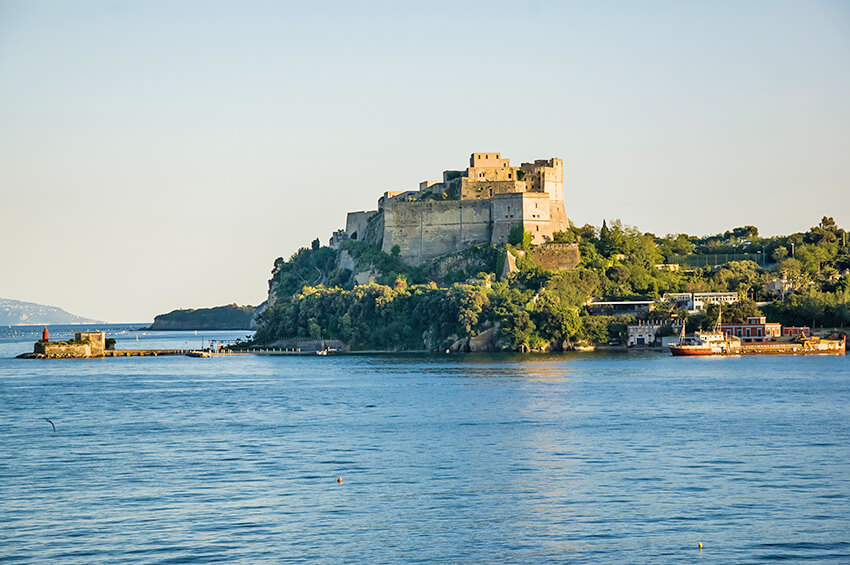 Panorama del castello di Baia al tramonto