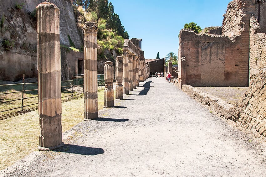 Strada principale del parco archeologico di Ercolano con colonne antiche