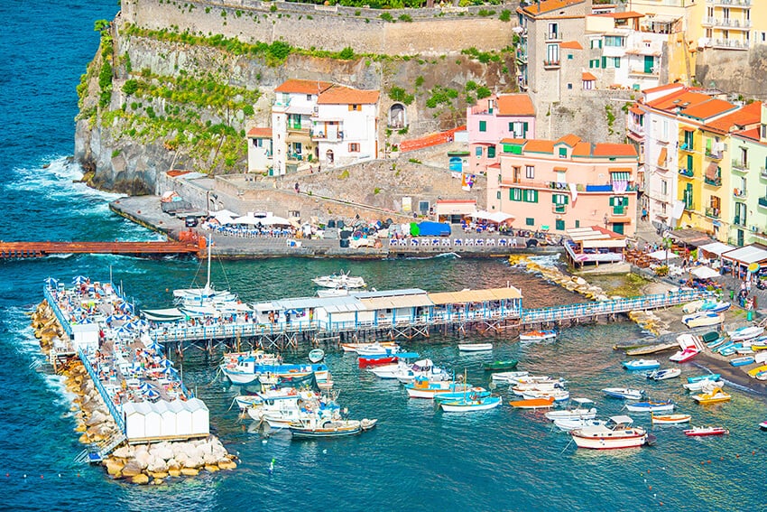 Panorama di Marina Grande a Sorrento con casette colorate e barche di pescatori ormeggiate al porto