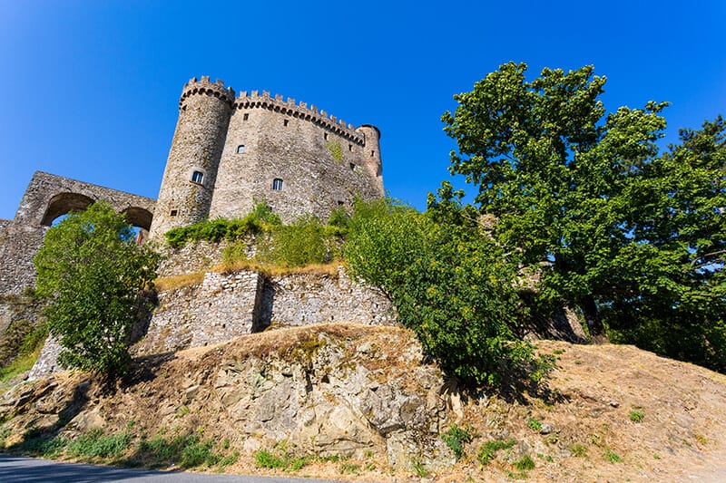Castello di Fosdinovo tra le colline toscane