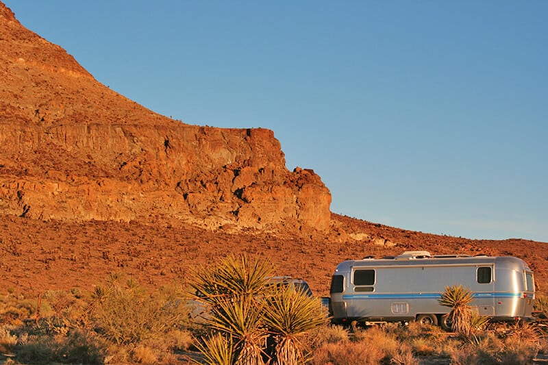 Camper vintage al tramonto nel parco nazionale americano