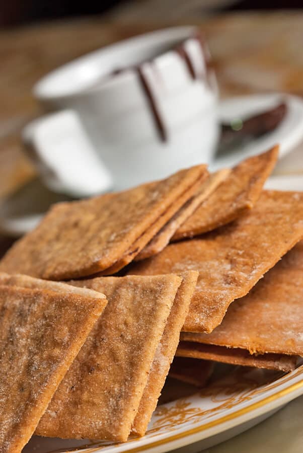 Shiroi Koibito e una tazza di cioccolato