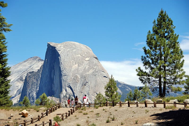 Tourists hiking at Half Dome viewpoint (Yosemite - USA)