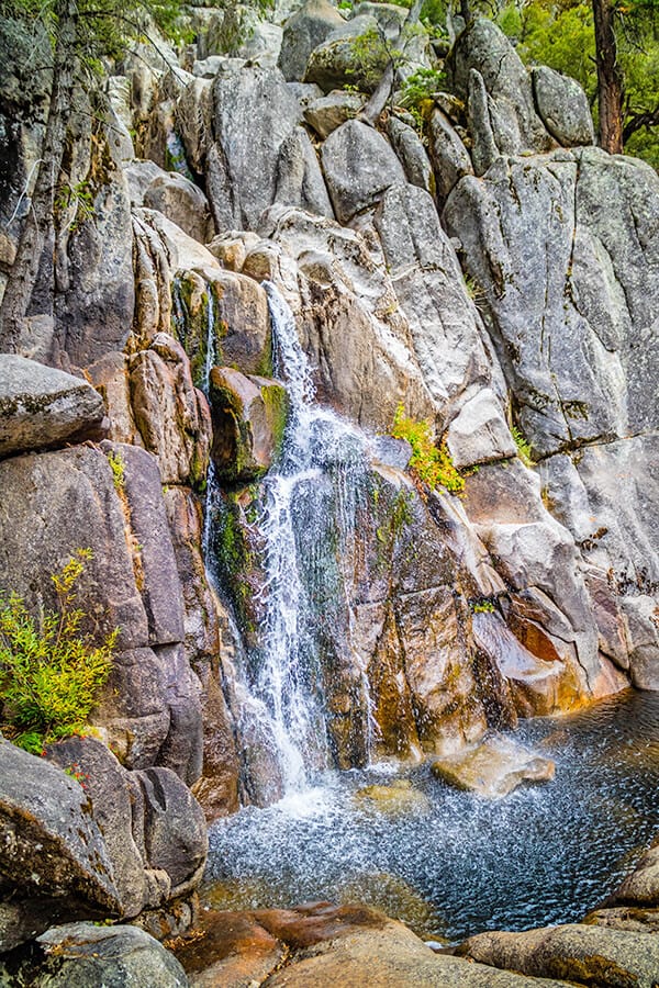 Piccola cascata nel parco di Yosemite