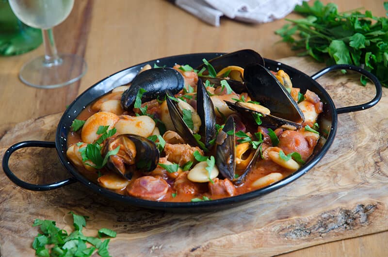 Fagioli e cozze in a pan