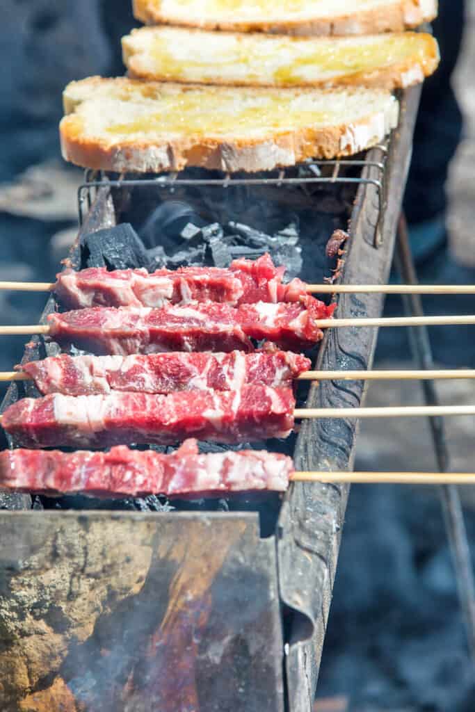 Arrosticini crudi sulla griglia