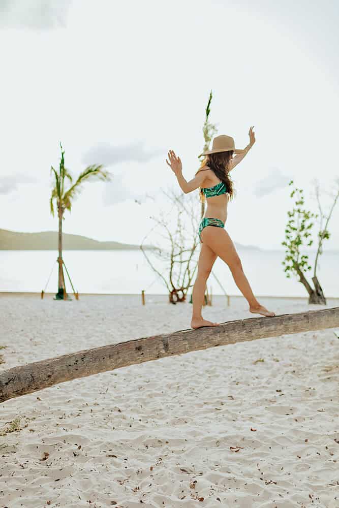 Ragazza passeggia sulla sabbia a Miami Beach 