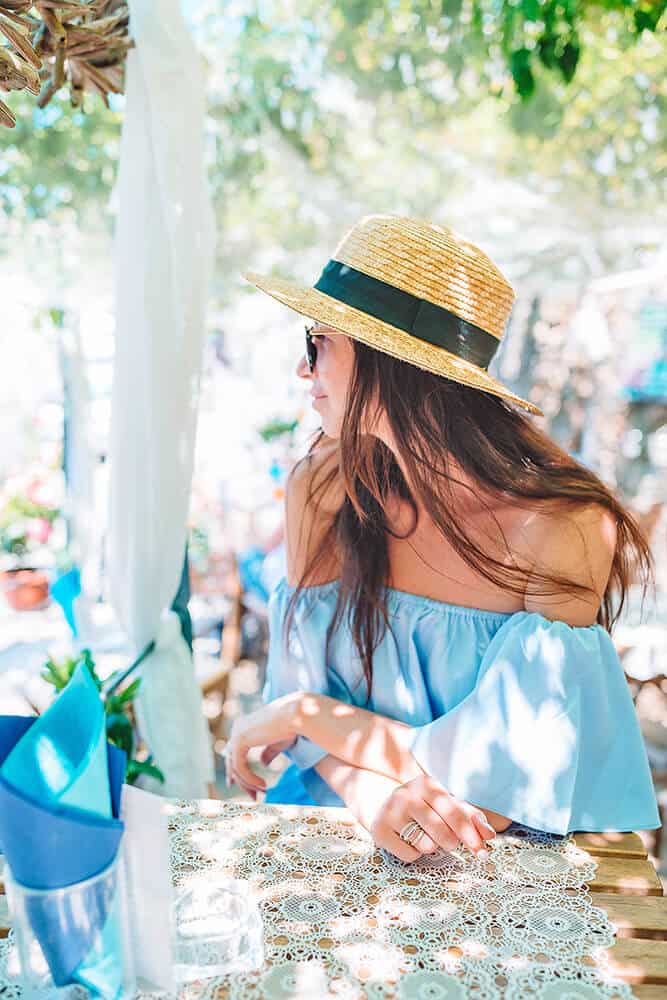 Giovane donna con cappello in posa per una foto