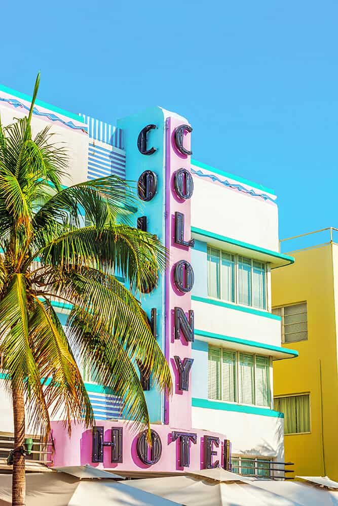 Insegna al neon del Colony Hotel a Miami Beach 