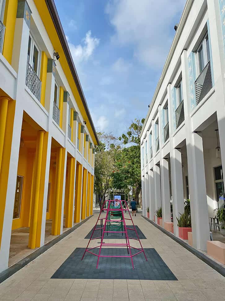 La colorata Fendi Colonnade al Miami Design District