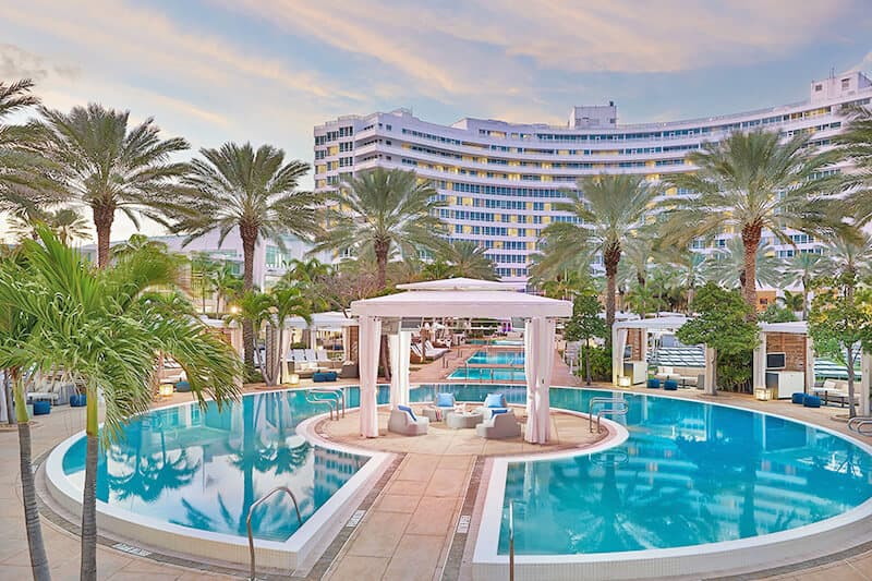 Gazebo in mezzo a una piscina al Fontainbleu Hotel Miami