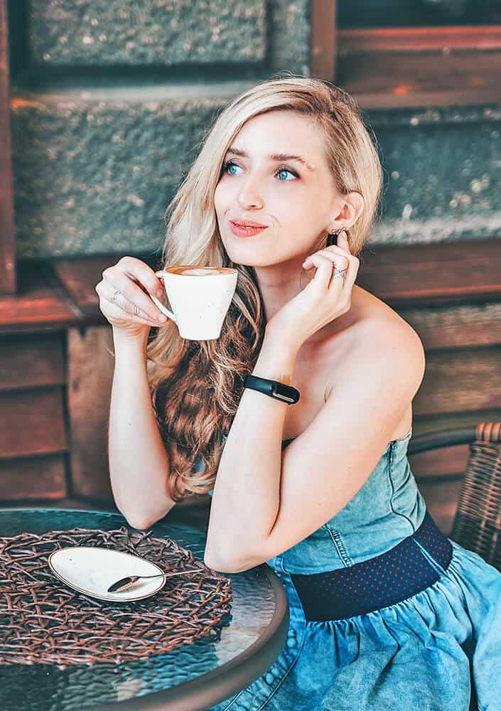 Giovane donna in posa per una foto con il caffè americano