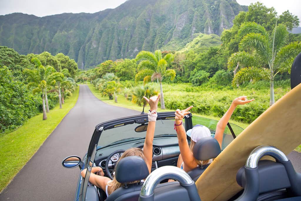 Ragazze in auto alle Hawaii