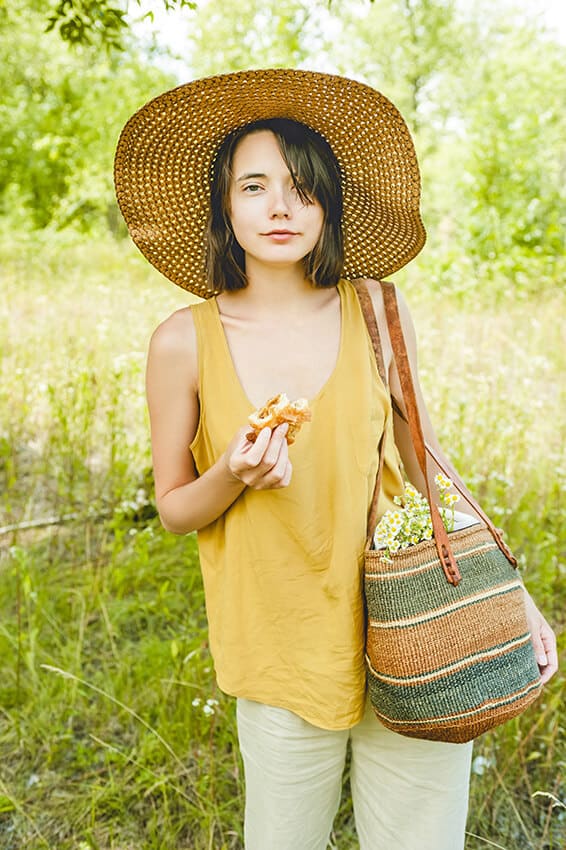 Ragazza con borsa da spiaggia alle Hawaii