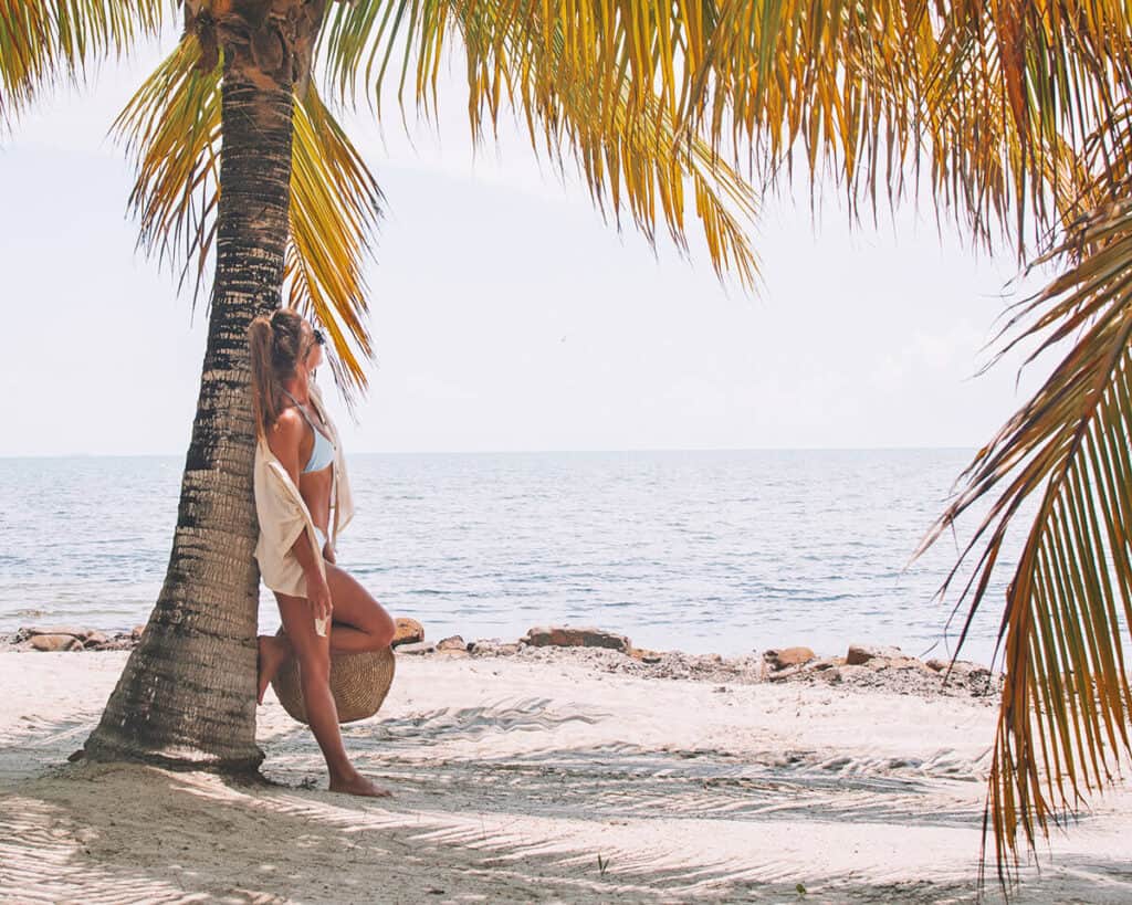 Ragazza in spiaggia a South Beach, Miami (FL)