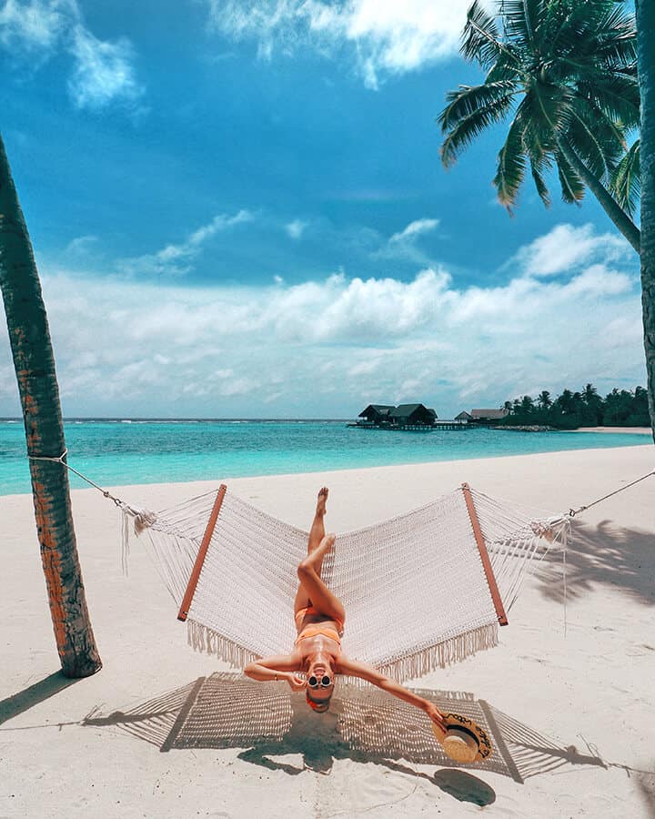 Donna su un'amaca in spiaggia a Key West