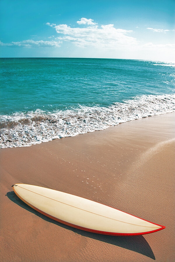 Tavola da surf sulla sabbia a Electric Beach (Oahu, Hawaii)
