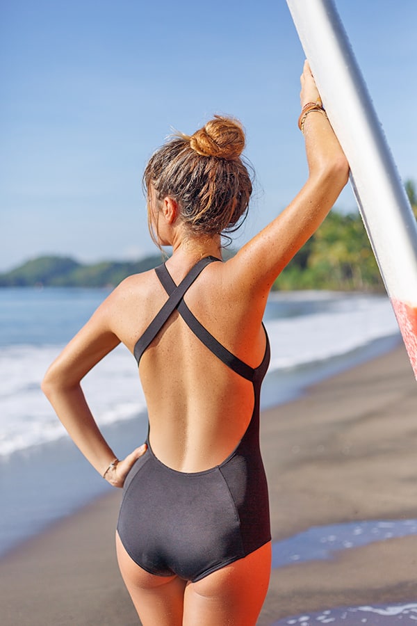 Ragazza surfista a Oahu nelle Hawaii