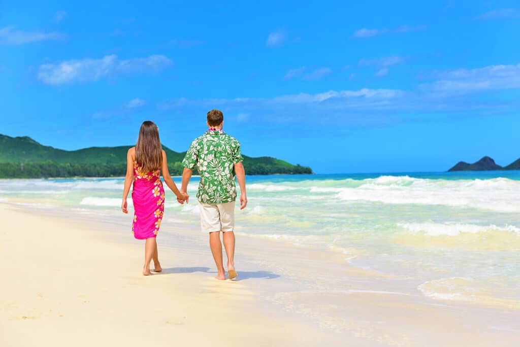 Coppia a passeggio su una spiaggia a Oahu