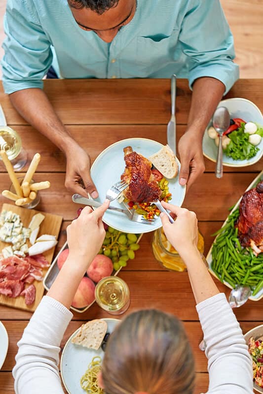 Coppia a pranzo fuori