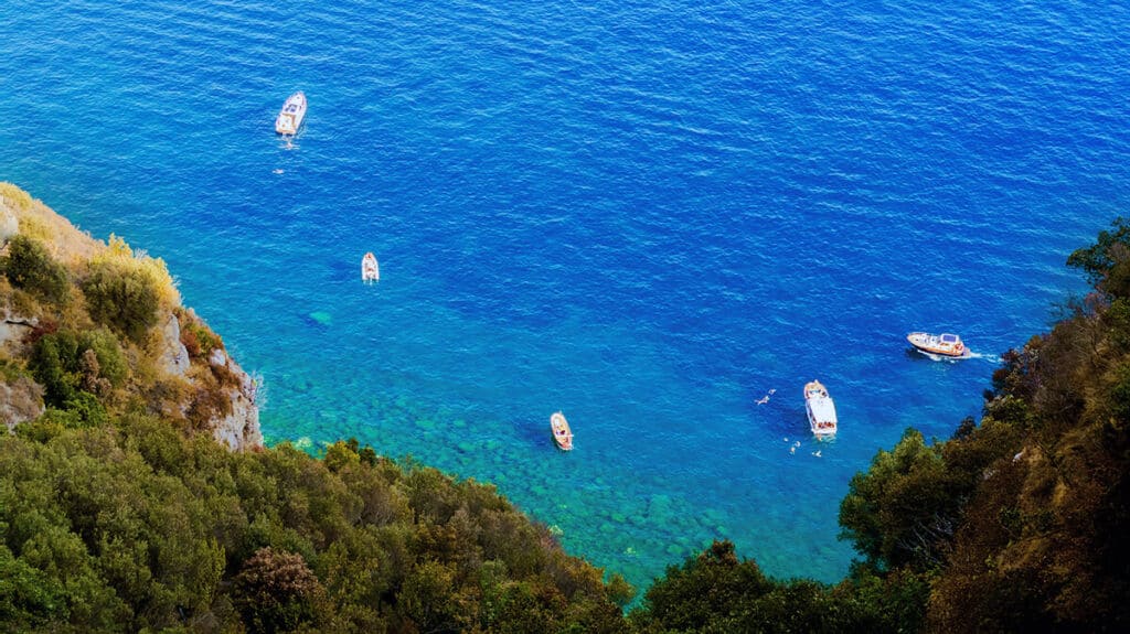 Barche al largo della Costiera Amalfitana